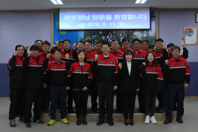 산림항공본부장(가운데) 양산산림항공관리소 방문 기념사진