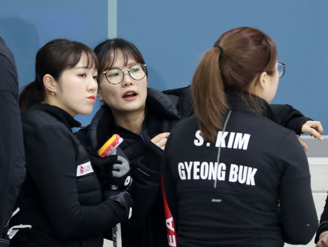 '안경 선배의 조언'<YONHAP NO-3846>
