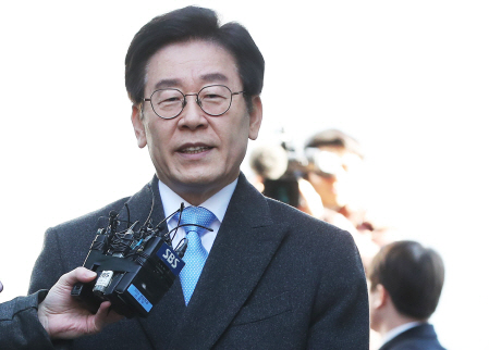 질문에 답하는 이재명 경기지사