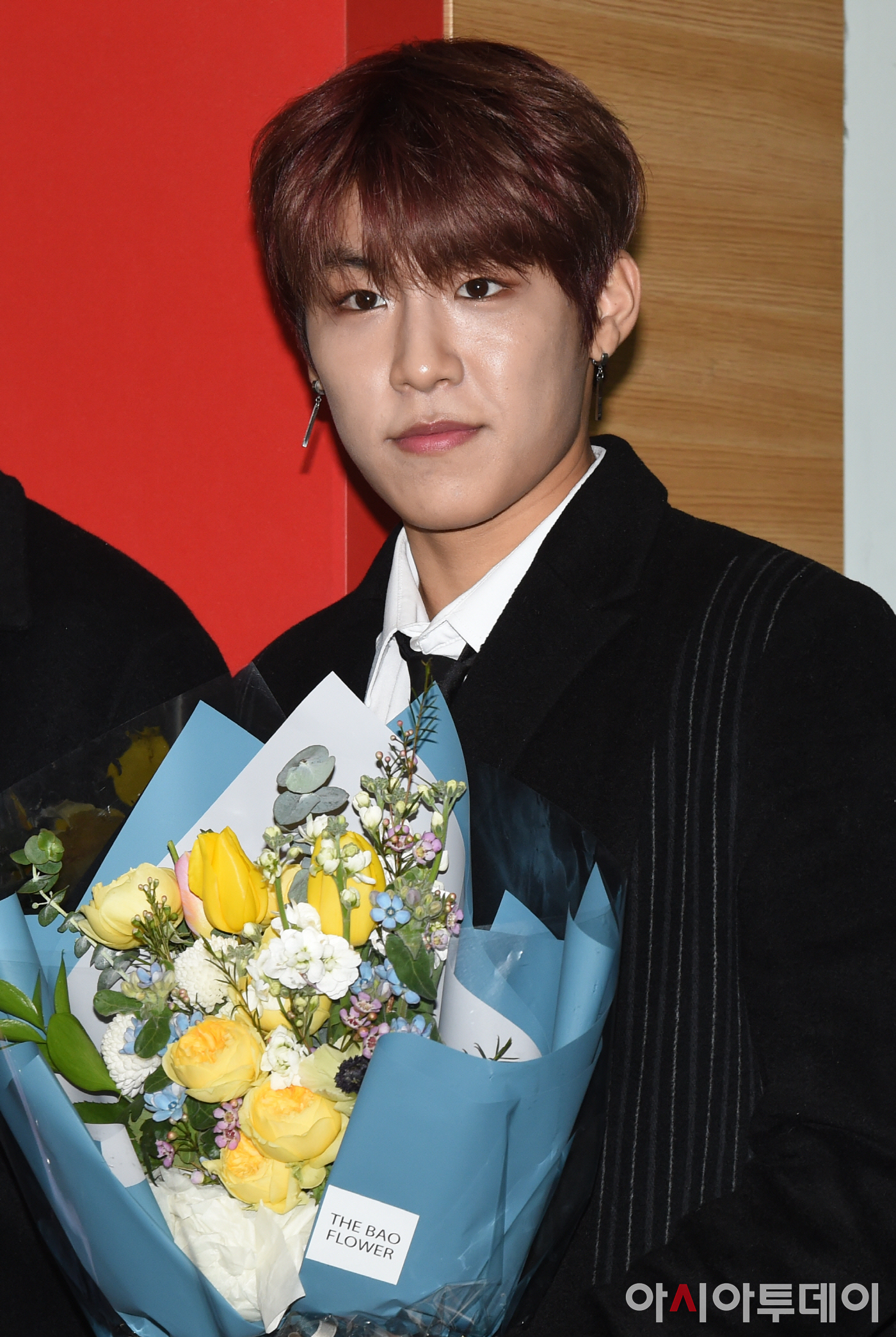 [포토] 워너원 박우진, 꽃 보다 우진 - 아시아투데이 [포토] 워너원 박우진, 꽃 보다 우진