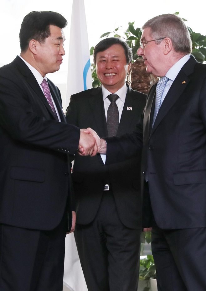바흐 위원장과 인사나누는 남북 체육 수장<YONHAP NO-4190>