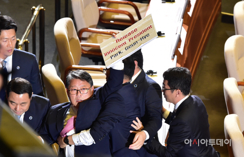 [포토] '박근혜 전 대통령 석방 피켓' 든 조원진