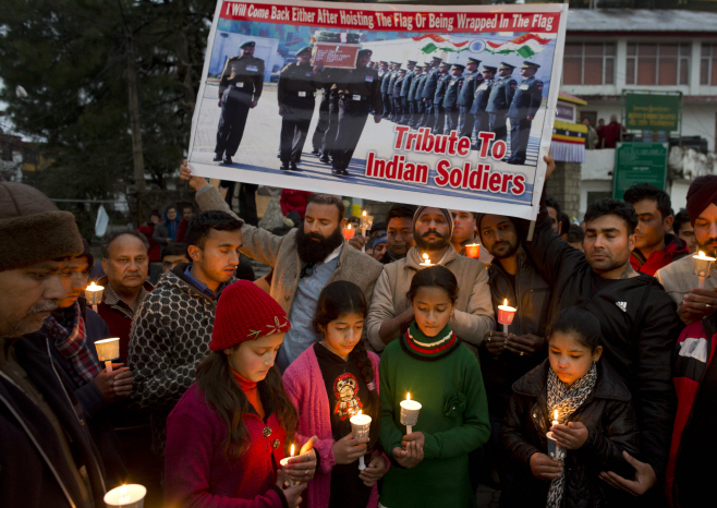 India Kashmir Explosion Protest <YONHAP NO-0010> (AP)