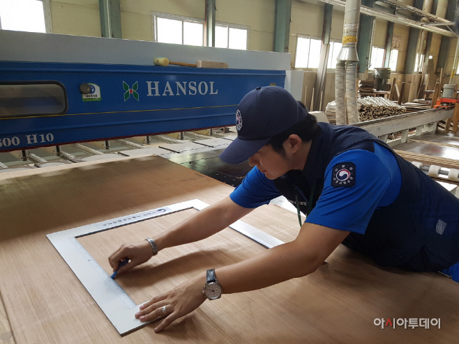 산림사법경찰이 목재제품 품질점검을 하고 있는 모습