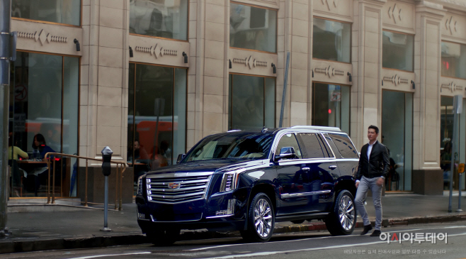 캐딜락 광고캠페인_ESCALADE BEYOND ESCALADE_1