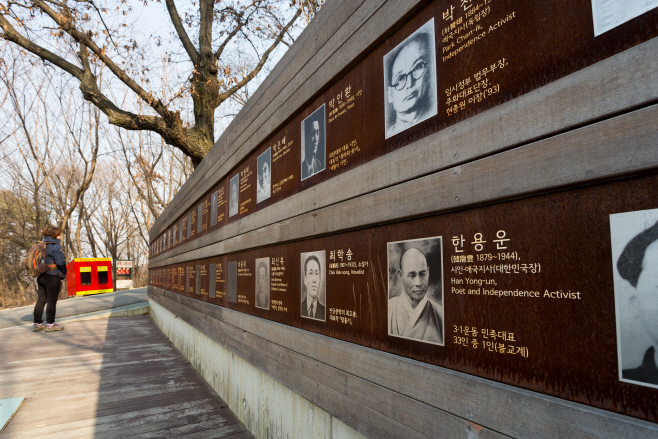 망우리공원_사진과 설명을 보고 있는 방문객2_채지형 촬영