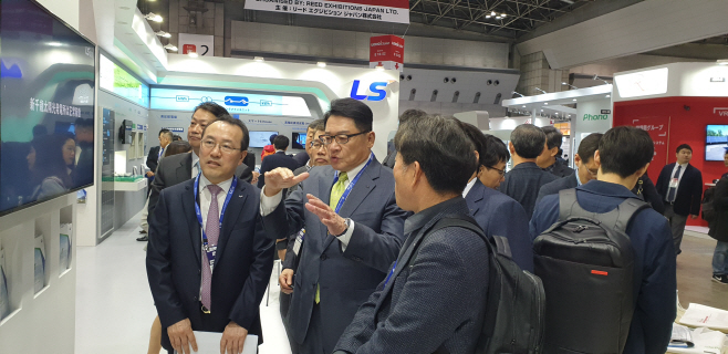 (사진1)구자균 LS산전 회장 PV Expo 방문