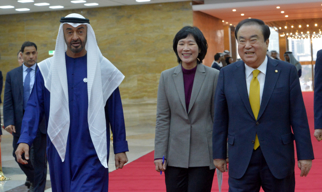 UAE 왕세제와 이동하는 문희상 의장
