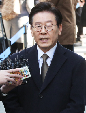 질문에 답하는 이재명 경기지사
