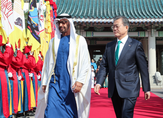문 대통령, 모하메드 UAE 왕세제와 공식환영식장으로 이동