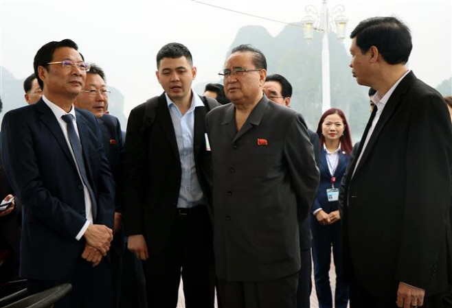 북한 수행단, 하롱베이 방문<YONHAP NO-4138>