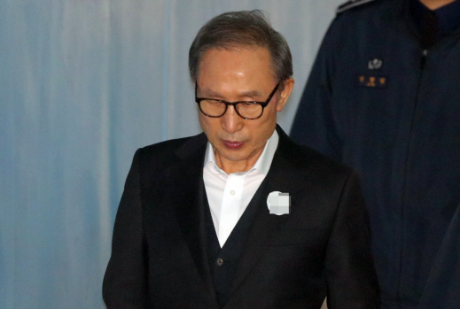 법정 향하는 이명박