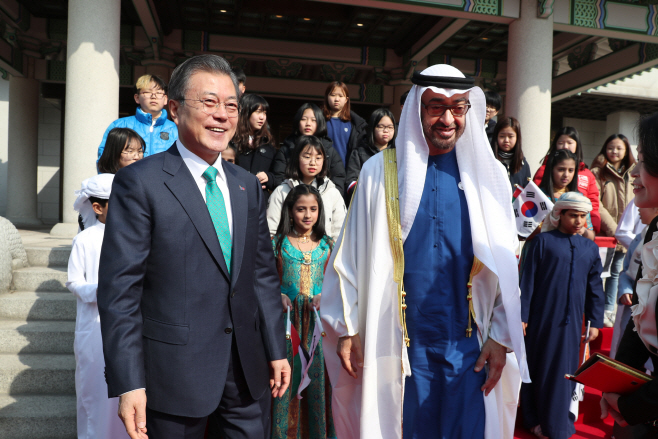 문 대통령, UAE 왕세제와 '함께'