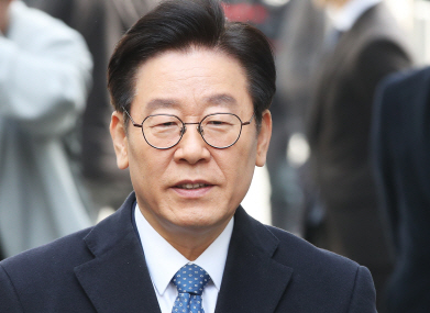 질문에 답하는 이재명 경기지사