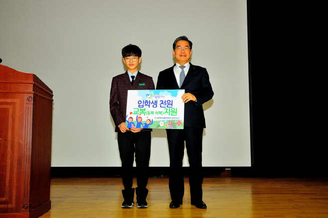 교복전달식에 참석한 이종호 본부장