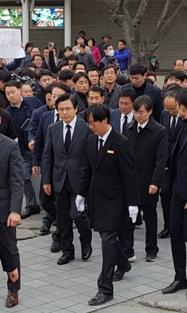 묘역으로 들어서는 황교안 대표