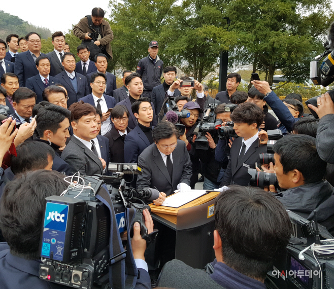 방명록에 글 적는 황교안 대표