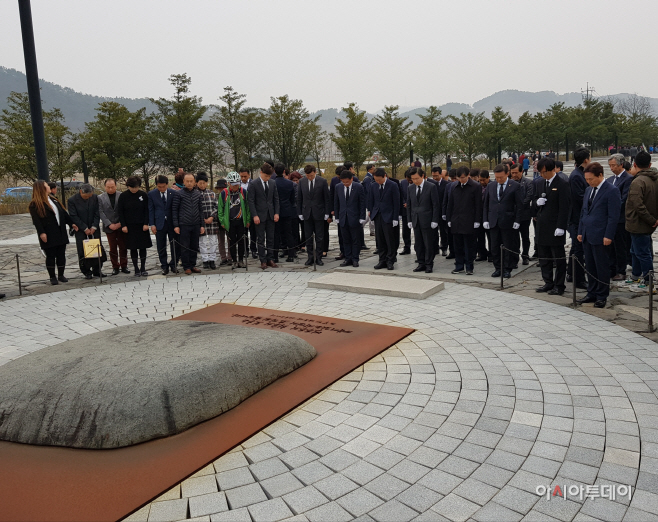 묵념하는 황교안