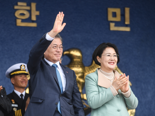 분열에 답하는 문 대통령 내외