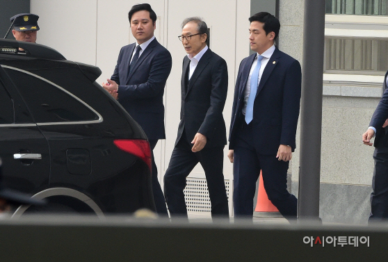 [포토] 이명박 전 대통령, 구속 349일 만에 조건부 석방