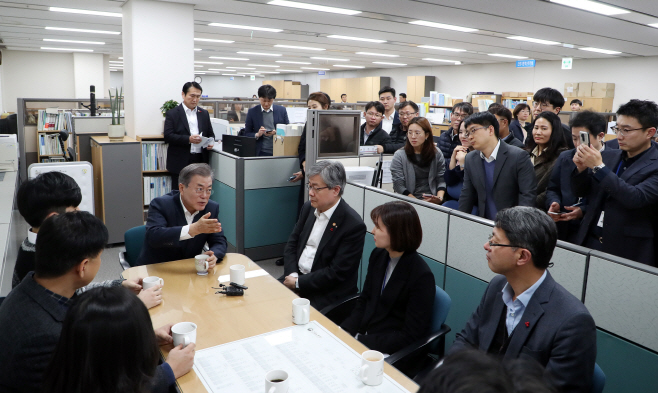 근로기준정책과 방문한 문 대통령