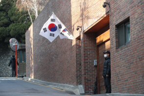 태극기만 펄럭이는 이명박 전 대통령 사저