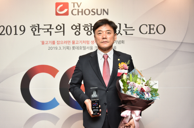 윤경희 청송군수, 2019 한국의 영향력 있는 CEO 대상 수상)3