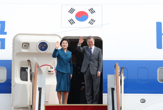 아세안 3개국 순방길 나서는 문 대통령
