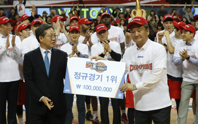 정규리그 정상 오른 유재학 감독<YONHAP NO-3411>