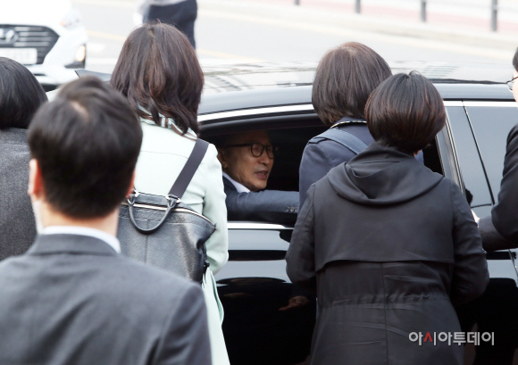 [포토] 지지자들과 인사 나누는 이명박 전 대통령