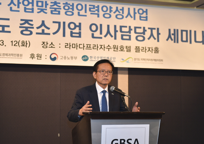 (인사말 하는 김기준 원장)