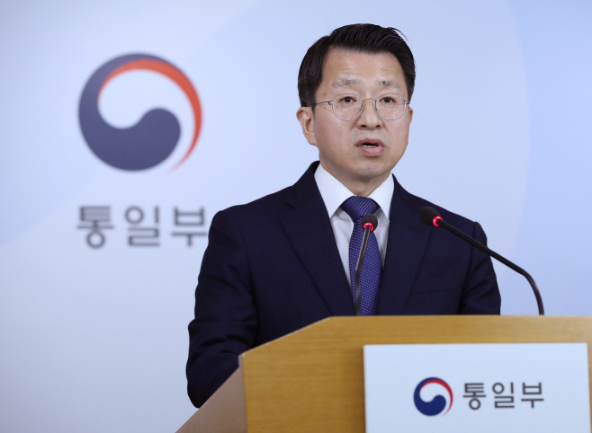브리핑하는 백태현 통일부 대변인