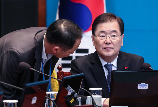 대화하는 정의용 국가안보실장<YONHAP NO-2584>