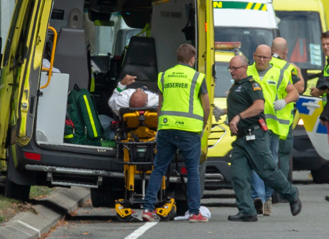구급차로 옮겨지는 뉴질랜드 모스크 총격사건 부상자
