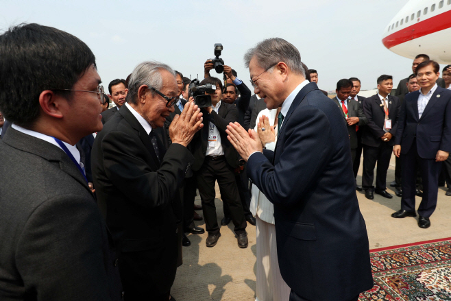 캄보디아 정부 관계자들과 인사하는 문 대통령