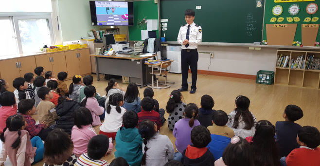 (밀양경찰서 보도자료) 예림초등학교 신입생 교통안전교육1