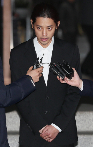 질문 답하는 정준영