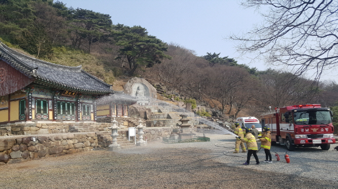 화재진압훈련 중인 사진