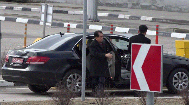 차에서 내리는 김창선 북한 국무위원회 부장