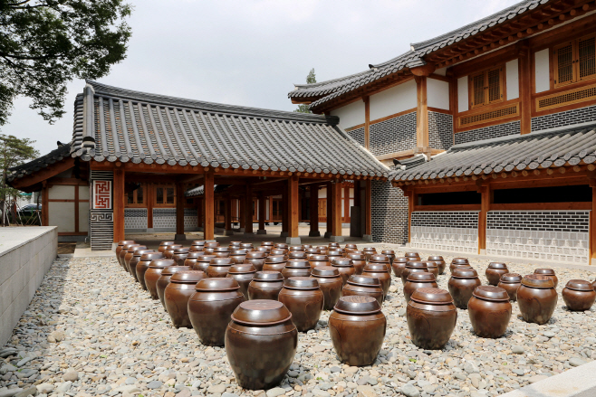 “장 담고, 정 담고… 가족 장독대 분양” - 아시아투데이