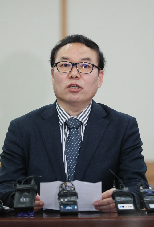 김학의 출국 관련 발언하는 정한중 위원장 대행