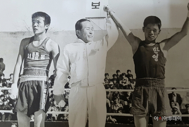 사본 -서울체고 김철규에 승리하는 한영고 장흥민(우측)