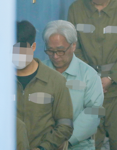 법정 향하는 이윤택