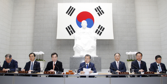 백범 김구 동상 앞에 서 열린 국무회의<YONHAP NO-2627>