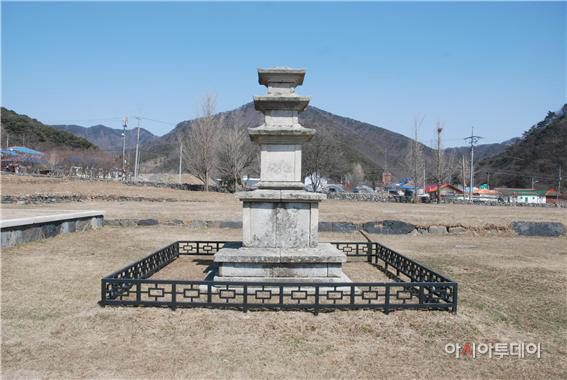 5. 성주사지 동삼층석탑(북에서)