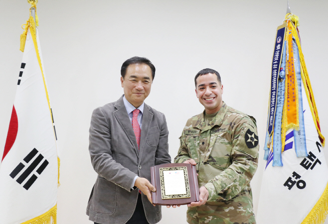 정장선 평택시장 시민 구한 용감한 미군 감사패 수여