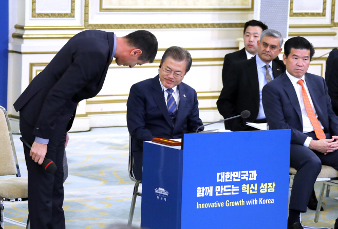 문 대통령에게 인사하는 주한유럽상의 회장