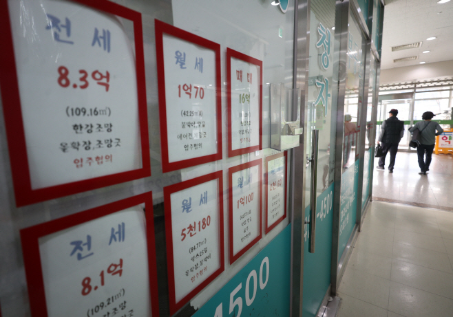 지난달 서울 아파트 매매거래 역대 최저, 전세거래는 증가