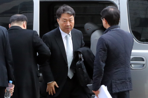 법원 들어서는 안용찬 애경산업 전 대표