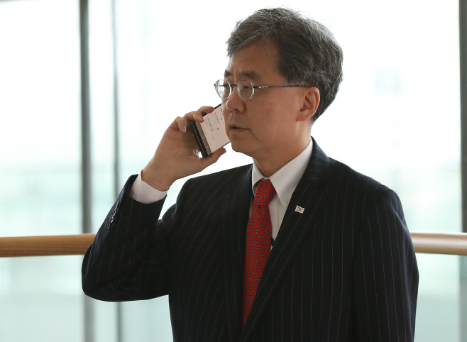 출국 전 통화하는 김현종 2차장
